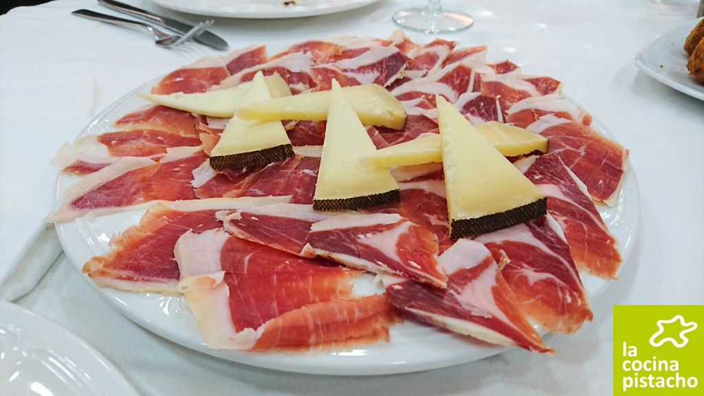 Plato de jamón y queso