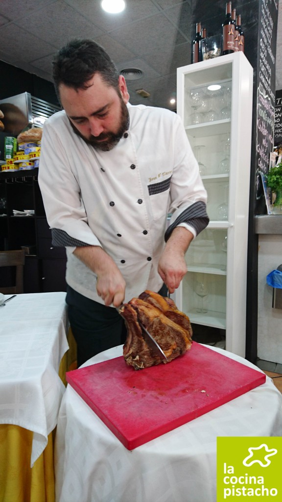 Jose Mª Clares trinchando el chuletón